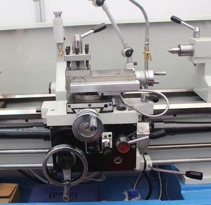 Tour à précision mécanique universel à charge moyenne avec longueur maximale de pièce à usiner 1000 mm