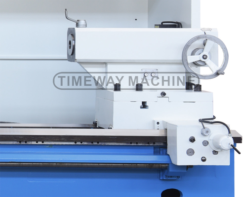 La machine à tour horizontal à commande numérique à grande échelle AK-1250B est équipée d'un moteur à fuseau.