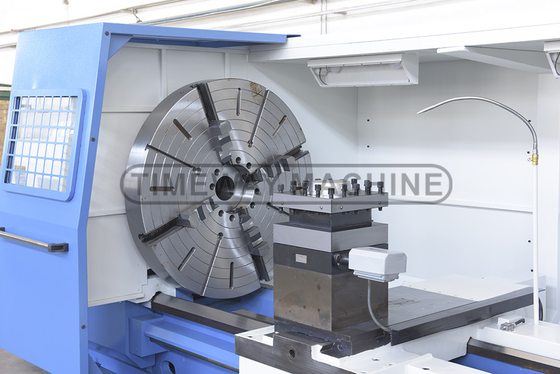 La machine à tour horizontal à commande numérique à grande échelle AK-1250B est équipée d'un moteur à fuseau.