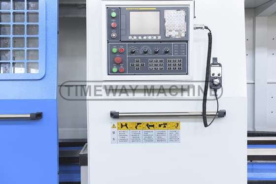 La machine à tour horizontal à commande numérique à grande échelle AK-1250B est équipée d'un moteur à fuseau.