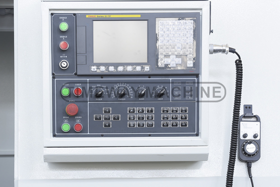 La machine à tour horizontal à commande numérique à grande échelle AK-1250B est équipée d'un moteur à fuseau.