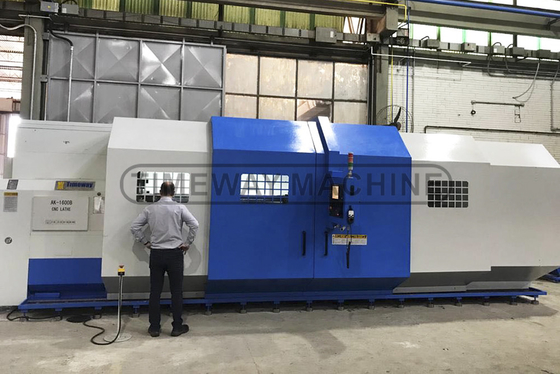 La machine à tour horizontal à commande numérique à grande échelle AK-1250B est équipée d'un moteur à fuseau.