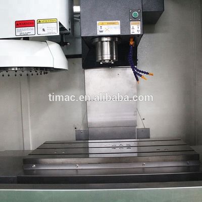 500mm Spindle Voyage VMC550 3 axes ligneux de rail centre d'usinage vertical machine CNC