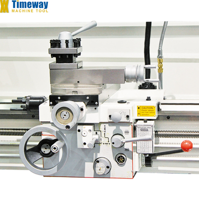 Le tournevis est équipé d'un tournevis à lit vide CM-400V avec une puissance de moteur à fuseau kW 3,2/2.2