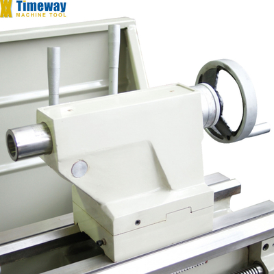 Le tournevis est équipé d'un tournevis à lit vide CM-400V avec une puissance de moteur à fuseau kW 3,2/2.2