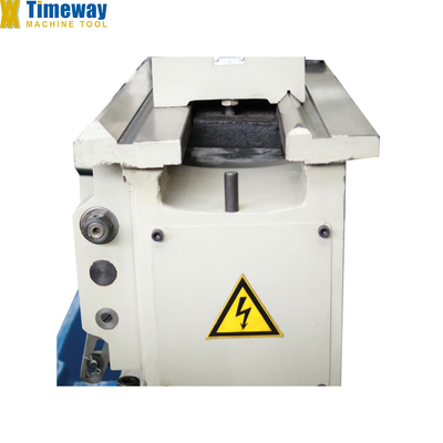 Le tournevis est équipé d'un tournevis à lit vide CM-400V avec une puissance de moteur à fuseau kW 3,2/2.2