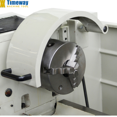 Le tournevis est équipé d'un tournevis à lit vide CM-400V avec une puissance de moteur à fuseau kW 3,2/2.2