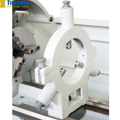 Le tournevis est équipé d'un tournevis à lit vide CM-400V avec une puissance de moteur à fuseau kW 3,2/2.2