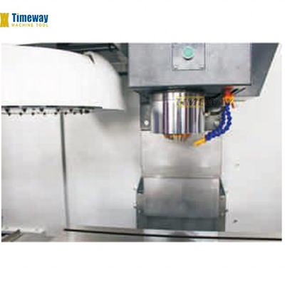 Centre d'usinage vertical de haute précision VMC650 avec 650 mm de déplacement longitudinal en ligne