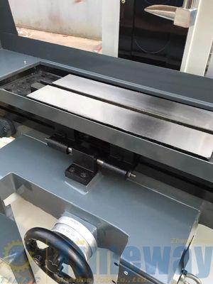 1.5kW Puissance hydraulique de surface de meulage machine de selle en mouvement de type 850kg de poids