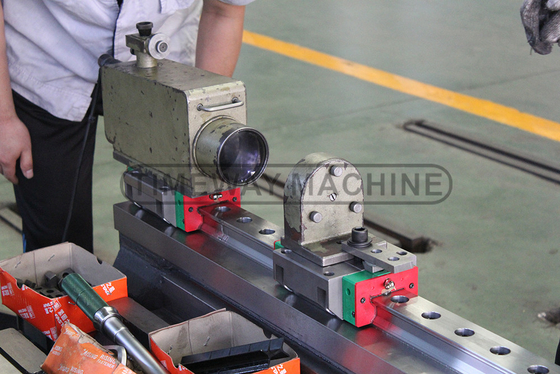600 mm Table Travel VMC1060L Machine de fraisage verticale CNC avec une capacité de 24 magasins d'outils