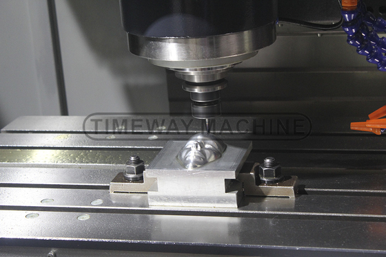 VMC850L Centre d'usinage vertical Machine CNC avec technologie de déplacement de table Y mm 500